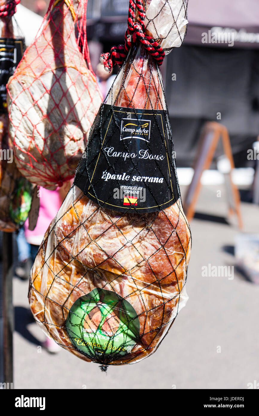L'espagnol de la viande séchée Epaule Serrana, accroché au soleil. montant net et d'une étiquette. Banque D'Images