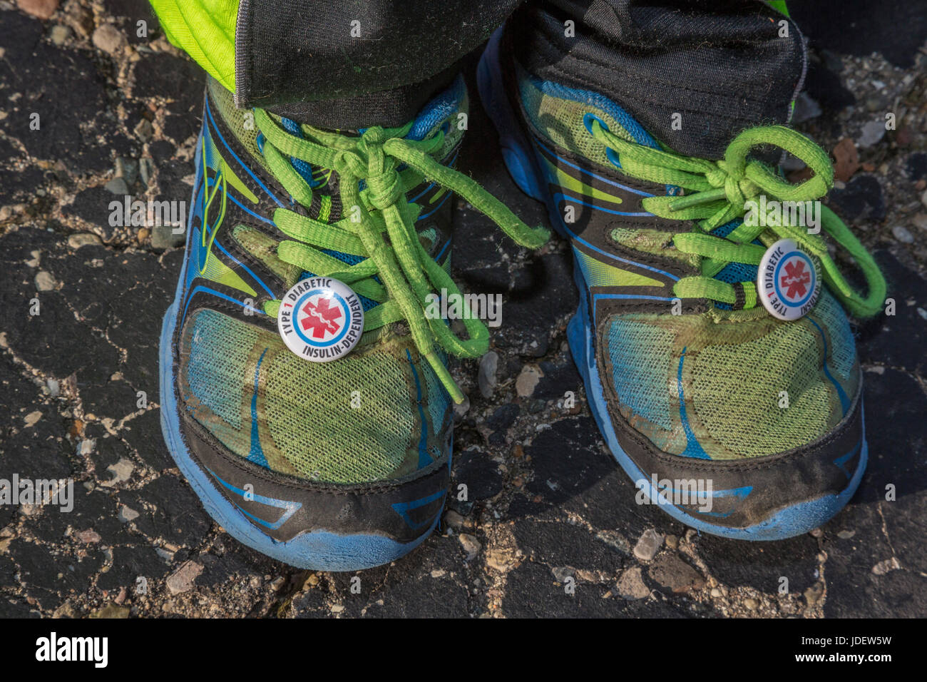 Un garçon de six ans porte des tags sur ses chaussures attention qu'il a le diabète de type 1, aussi appelé diabète juvénile. Son taux de sucre dans le sang doit être surveiller de près Banque D'Images