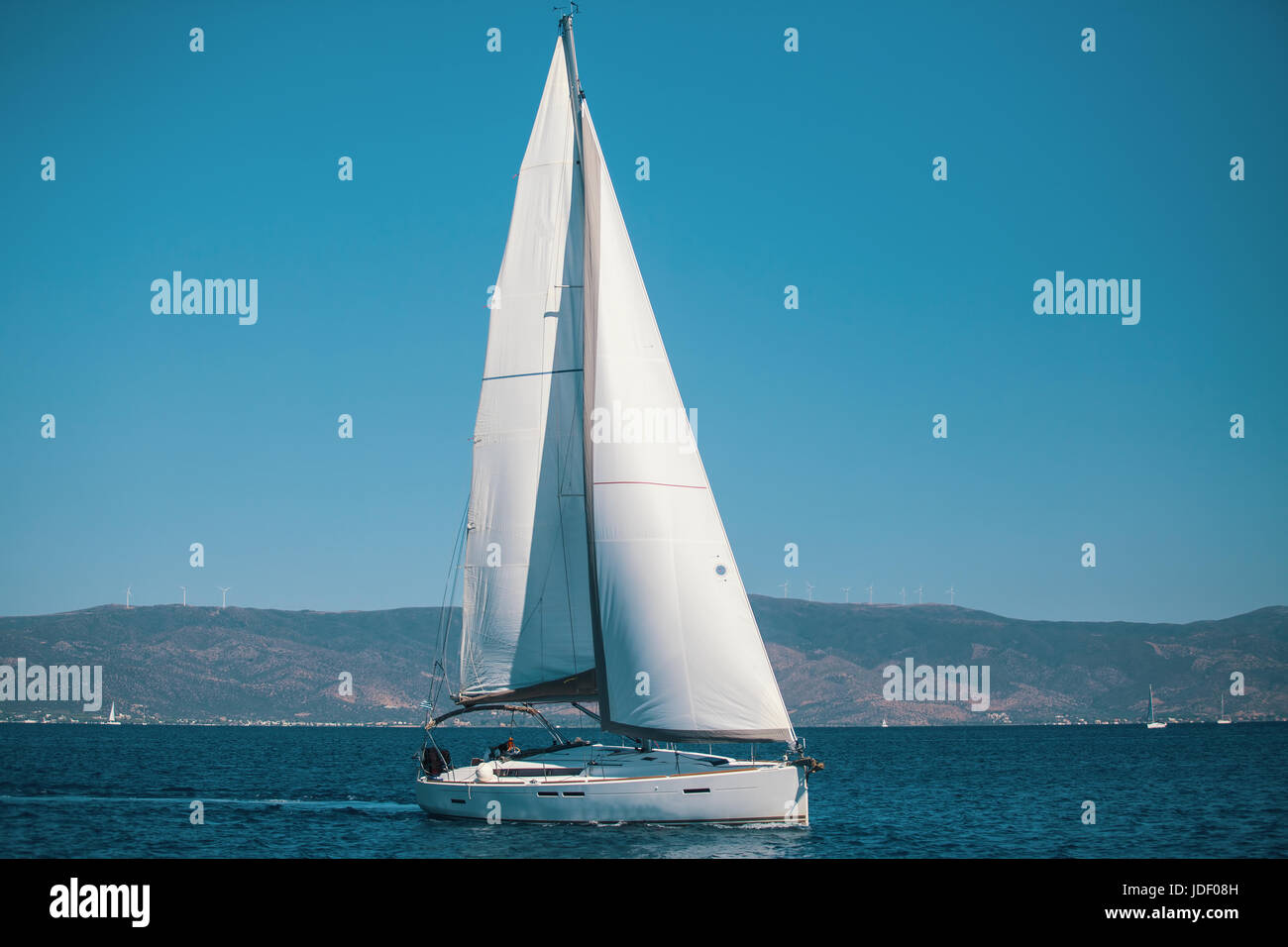 Bateau à voile Yacht de luxe avec voiles blanches dans la mer Egée. Banque D'Images