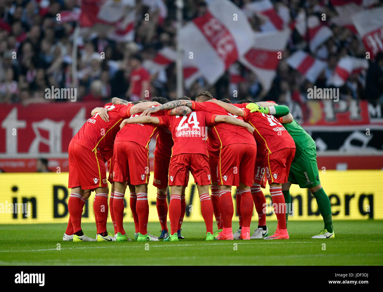 L'esprit d'équipe, les joueurs avant de kick-off, FC Union Berlin, Mercedes-Benz Arena, Stuttgart, Bade-Wurtemberg, Allemagne Banque D'Images