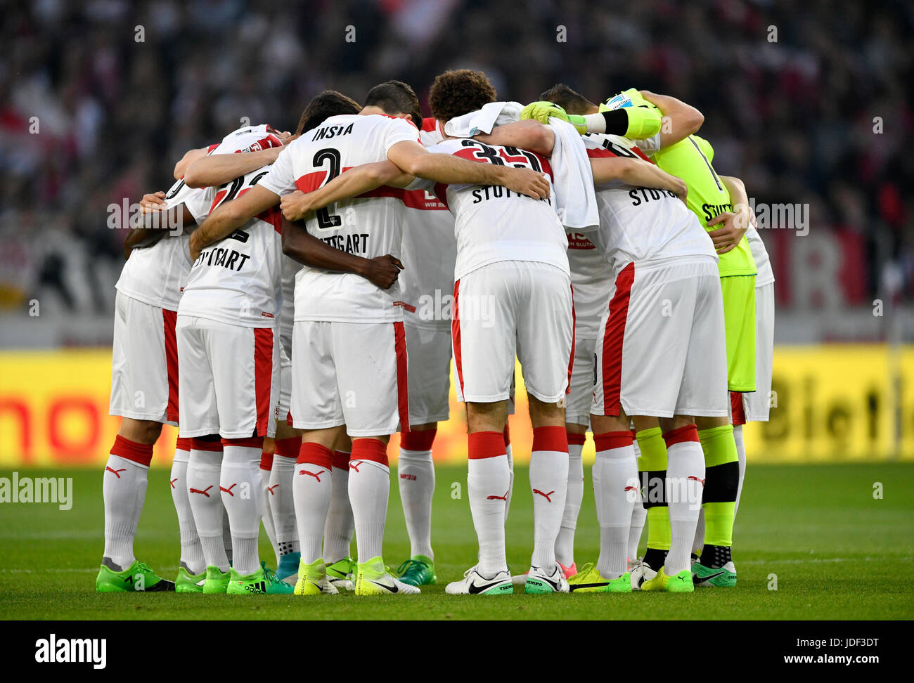 L'esprit d'équipe, les joueurs avant de kick-off, le VfB Stuttgart, Mercedes-Benz Arena, Stuttgart, Bade-Wurtemberg, Allemagne Banque D'Images
