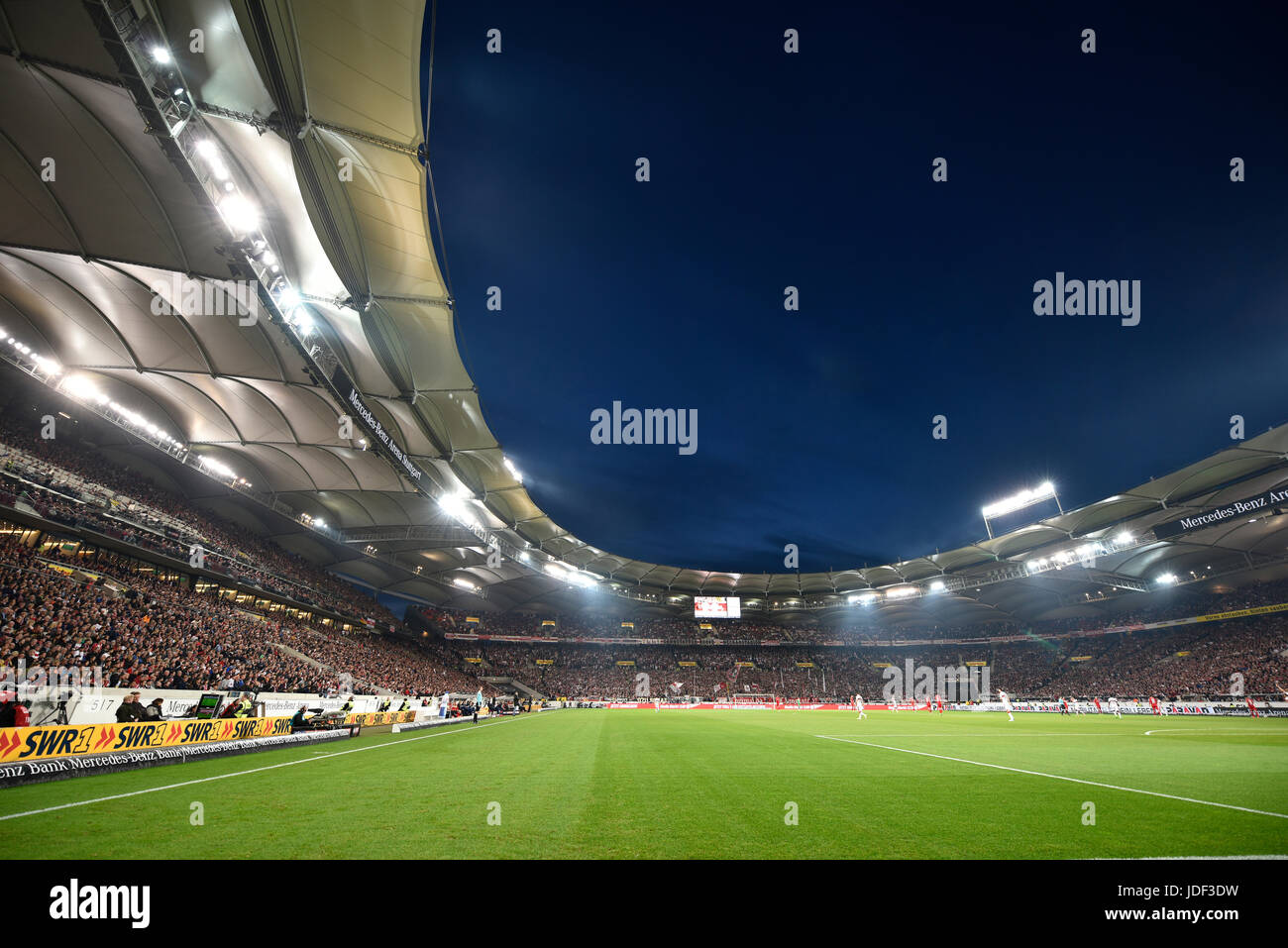 Mercedes-Benz Arena avec l'auditoire, heure bleue, Stuttgart, Bade-Wurtemberg, Allemagne Banque D'Images