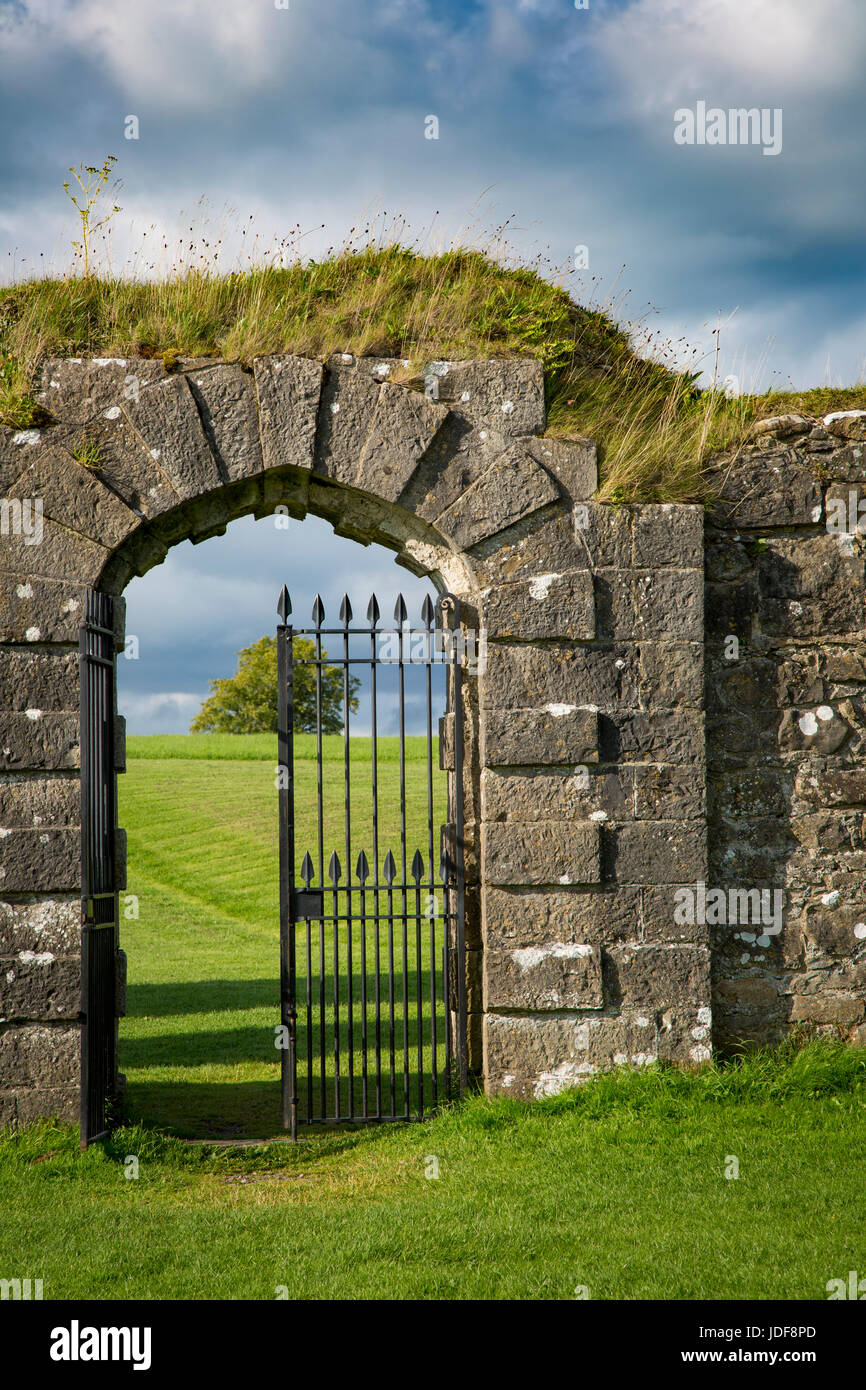 Porte de fer à l'entrée des ruines du vieux château Crom - maison ancestrale à l'Éternel et l'Erne la famille Crichton, comté de Fermanagh, Irlande du Nord, Royaume-Uni Banque D'Images