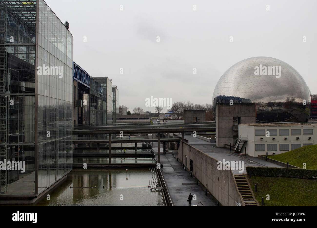 Vue de la ville de la science et de l'Industrie à Paris l'hiver. La Géode (cinéma moderne à l'intérieur d'une boule miroir) est également dans la vue. Il est situé à Pont de Banque D'Images