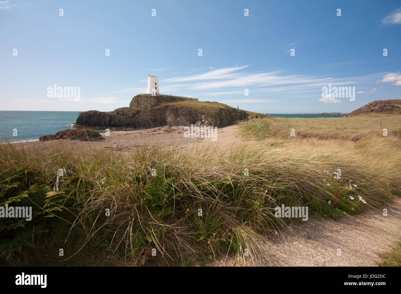 Le phare sur l'île Llanddwyn, Anglesey, Gwynedd, Pays de Galles, Royaume-Uni Banque D'Images