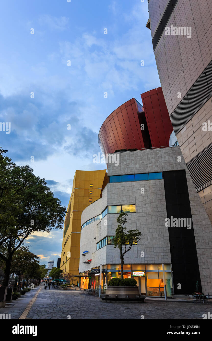 Le centre commercial riverwalk près de la rivière et de Murasaki Kokura Kitakyushu, Japon Banque D'Images