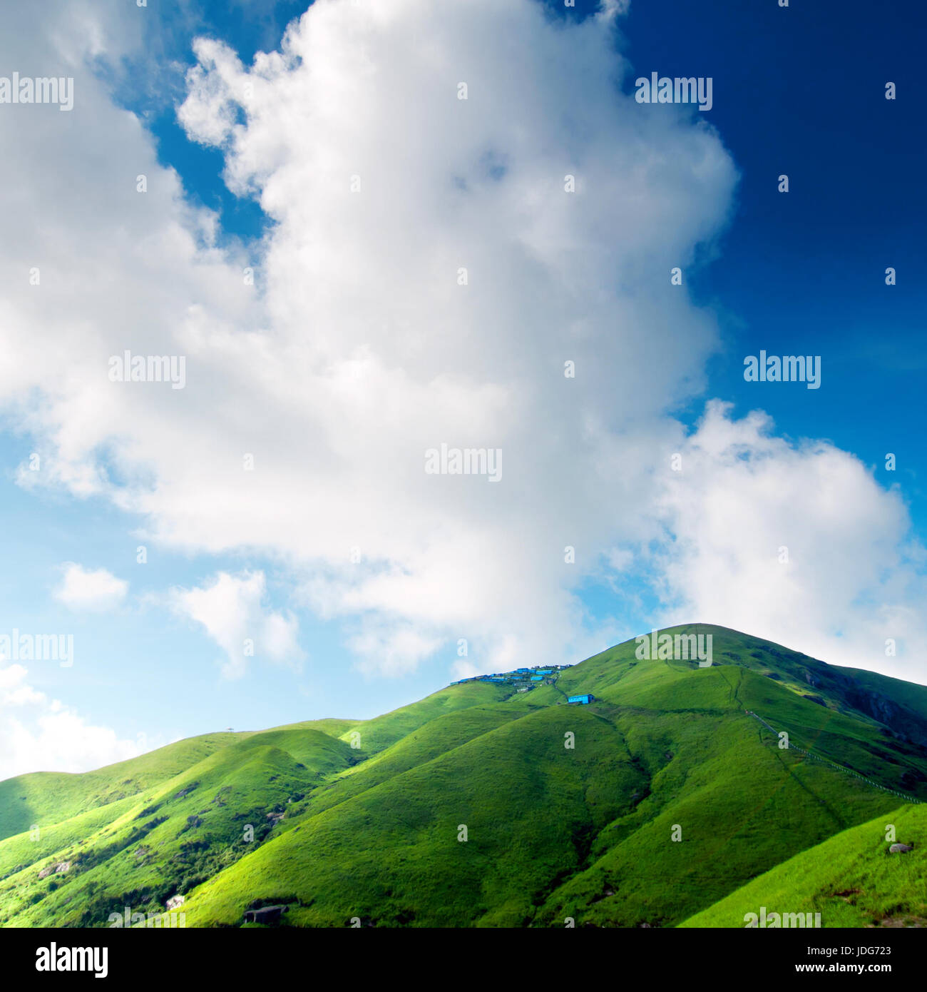 Montagnes sous le ciel bleu Banque D'Images