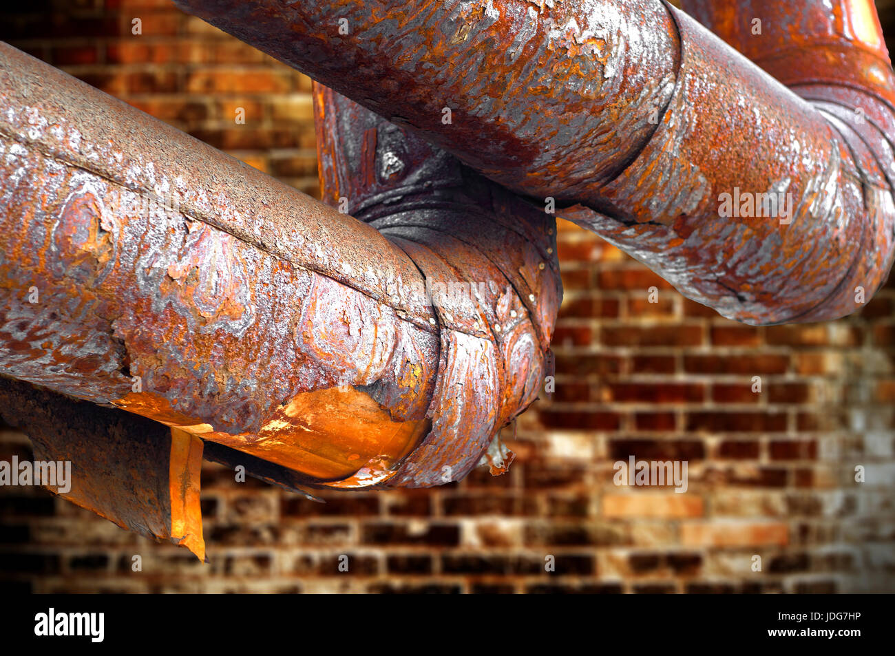 Un tuyau métallique rouillé, Rust à travers la peinture bleue sur un poteau  de fer Photo Stock - Alamy