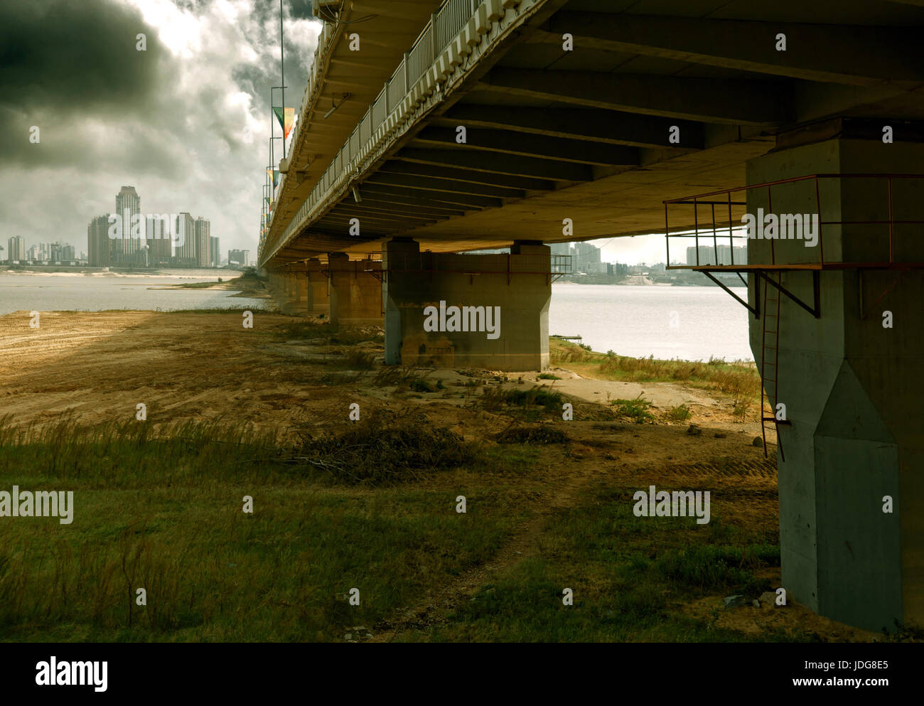 Un très vieux pont, la même place est un bâtiment moderne. Banque D'Images