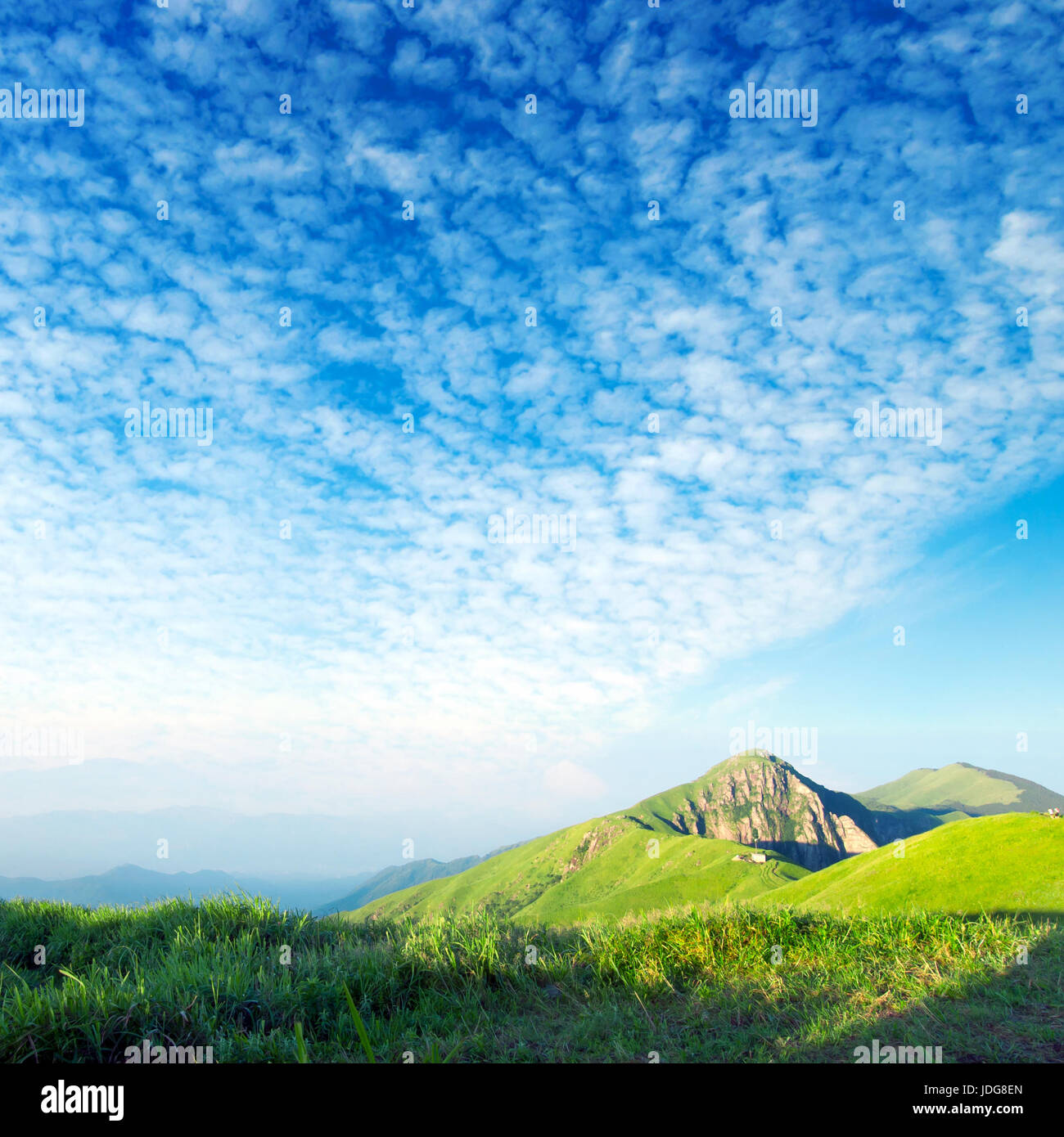 Montagnes sous le ciel bleu Banque D'Images