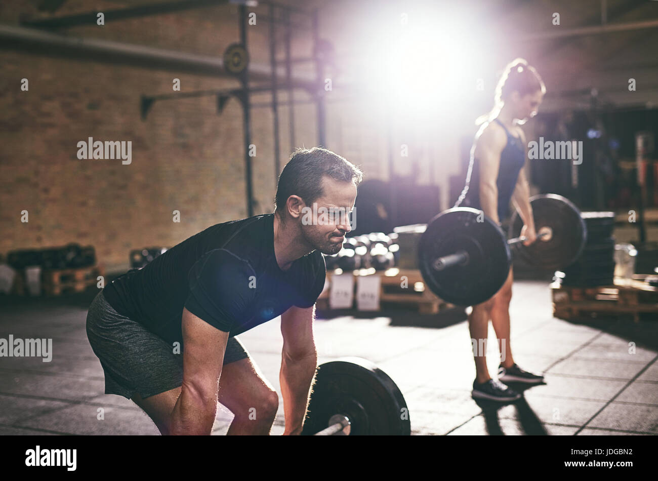 Les gens ne l'entraînement avec des barres en sport. L'intérieur horizontal tourné Banque D'Images