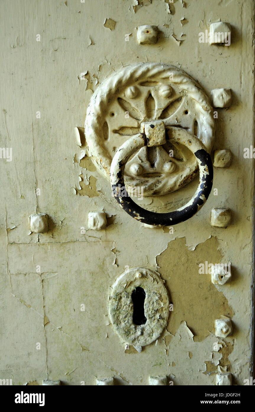Détail d'une poignée de porte et serrure sur sur la Dower House sur le site de l'abbaye de Bayham sur le Kent et le Sussex frontière. Banque D'Images