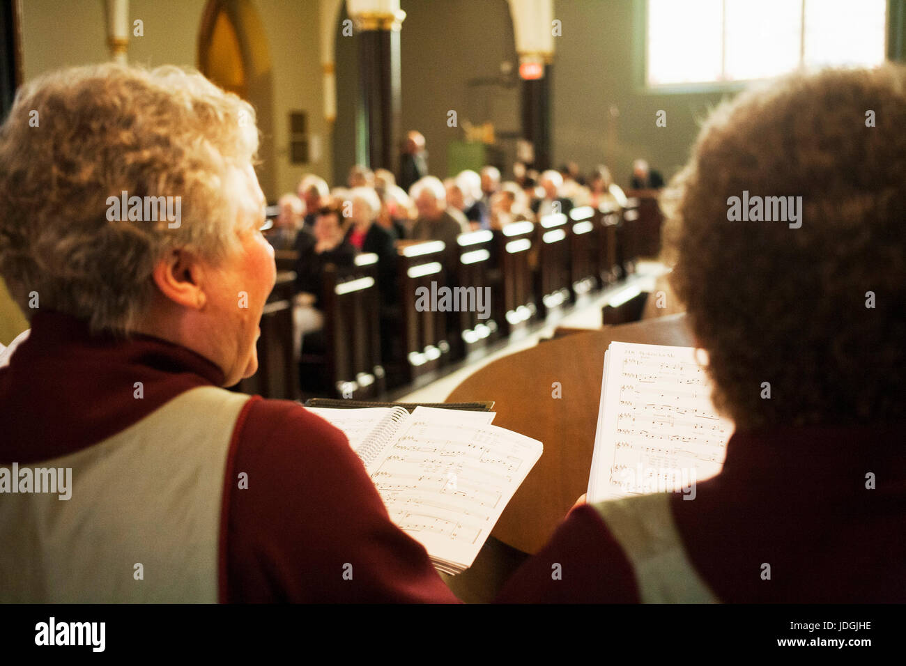 Chorale à l'église pendant la messe de la scène Banque D'Images Chorale à l'église pendant la messe de la scène Banque D'Images