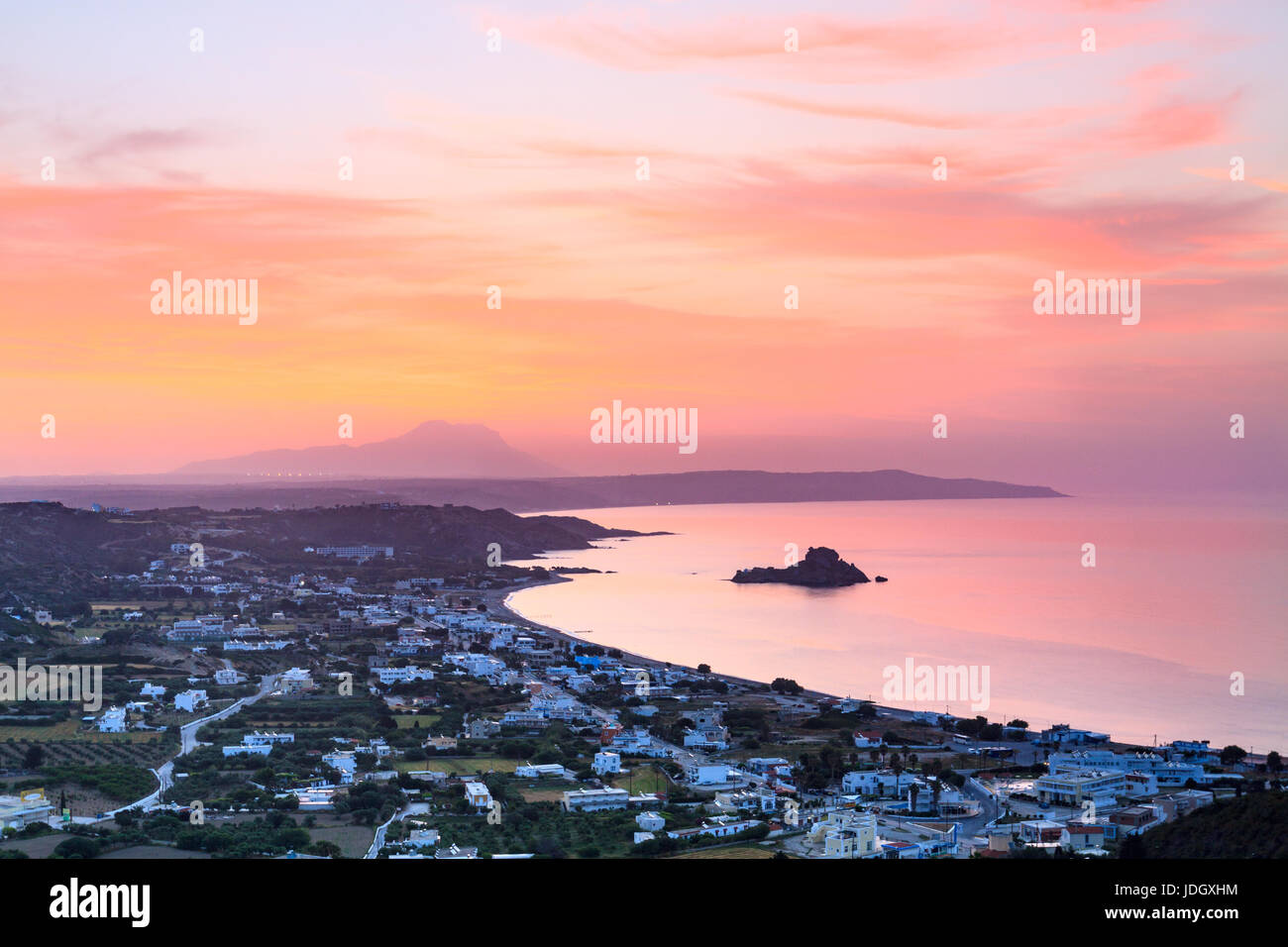 Beau matin vue aérienne du village de Kefalos, Kastri Island et la côte de Kos, Dodécanèse, Grèce Banque D'Images