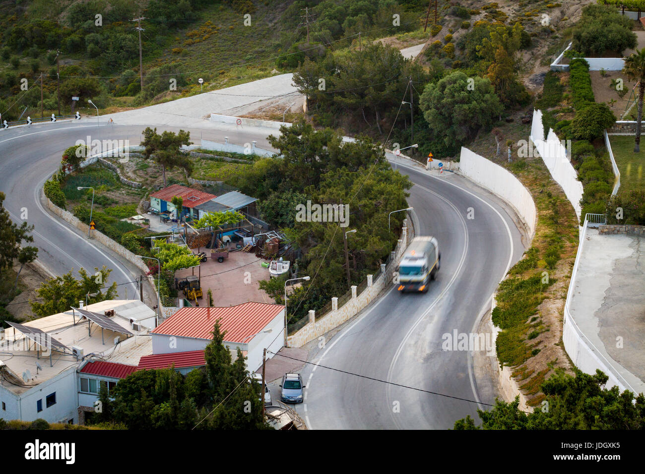 La courbe de la route de la route près de Kefalos village, avec camion poubelle de travail du matin. L'autoroute nationale de Grèce Kos Island. Banque D'Images
