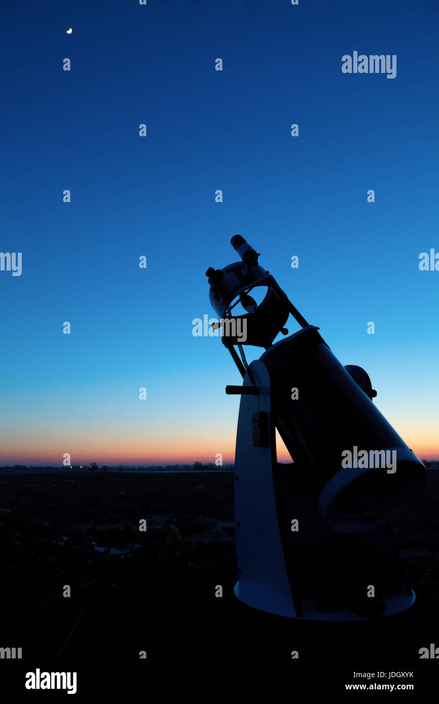 Regarder la lune au crépuscule, à l'aide de miroir souple (newtonienne) télescope, 10' longueur de focale 1200mm. Banque D'Images