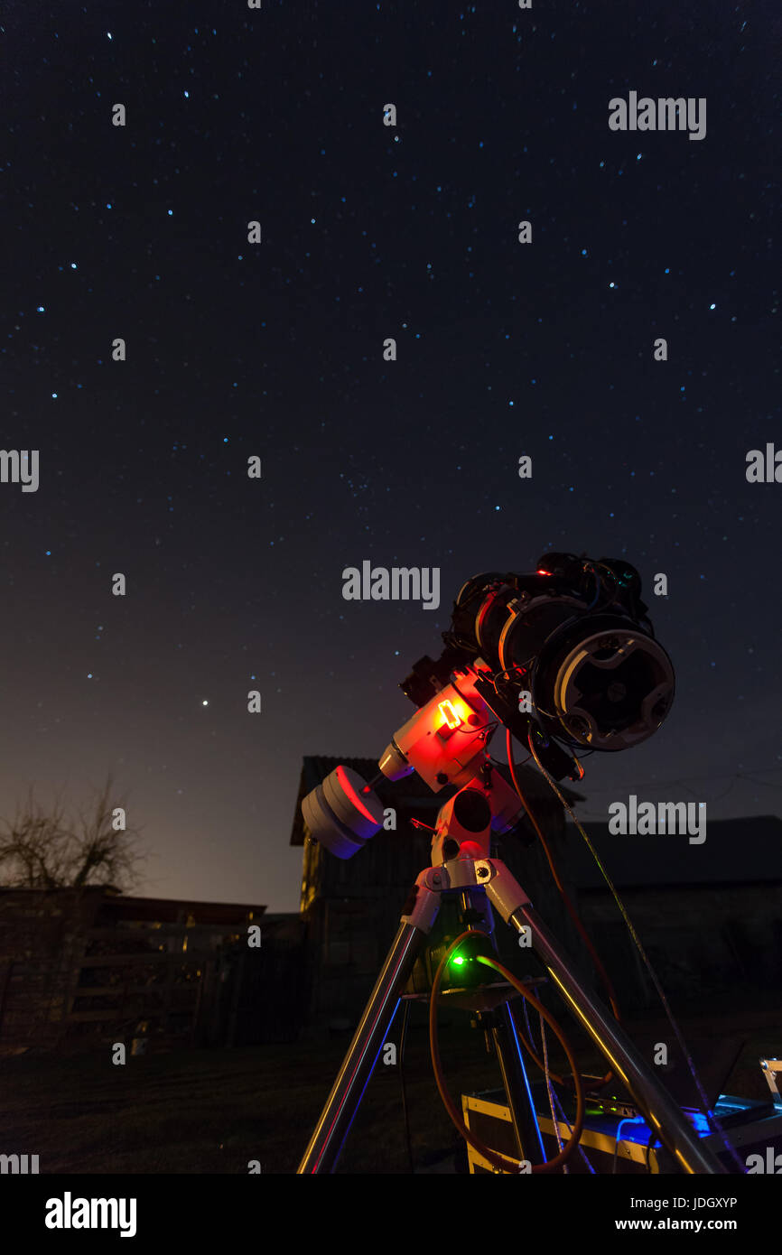 L'astrophotographie professionnel équipé d'un télescope et caméra portée tutoriaux astro est la prise de photos de ciel nocturne Banque D'Images