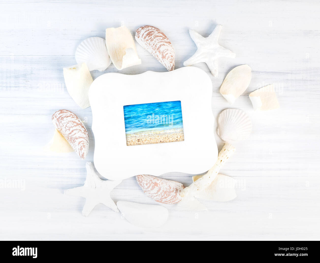 Sur la mer photo en blanc vintage photo frame de groupe de mer plage nautilus accessoires sur table en bois Vue de dessus,concept vacances d'été. Banque D'Images