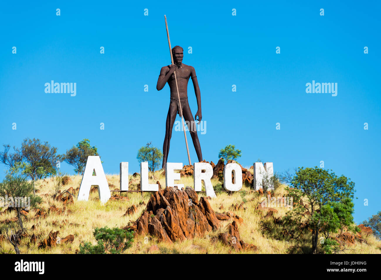 Sculpture en fer énorme d'un homme autochtone à l'Aileron la Stuart Highway au nord d'Alice Springs, Territoire du Nord, Australie. Banque D'Images