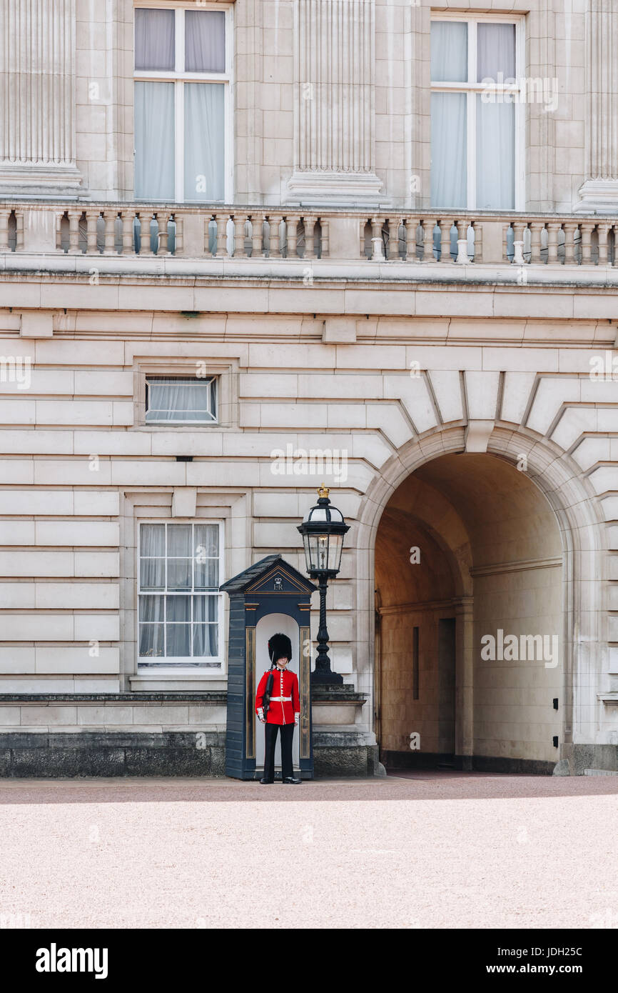 Londres, Angleterre - 4 Avril 2017 : Imprimeur de la garde à Buckingham Palace. Banque D'Images