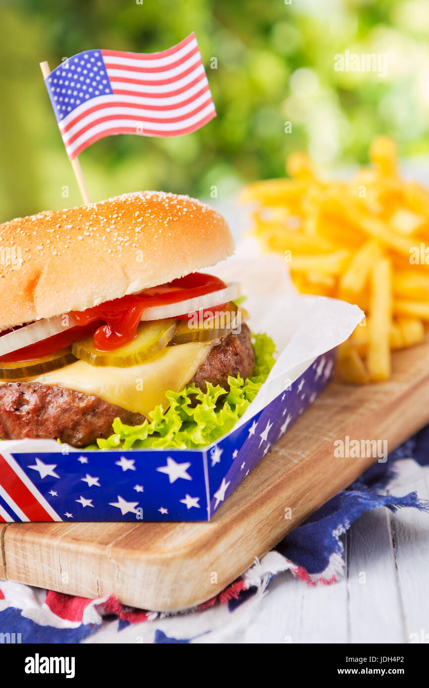 Un délicieux hamburger et des frites sur une table d'extérieur. Banque D'Images