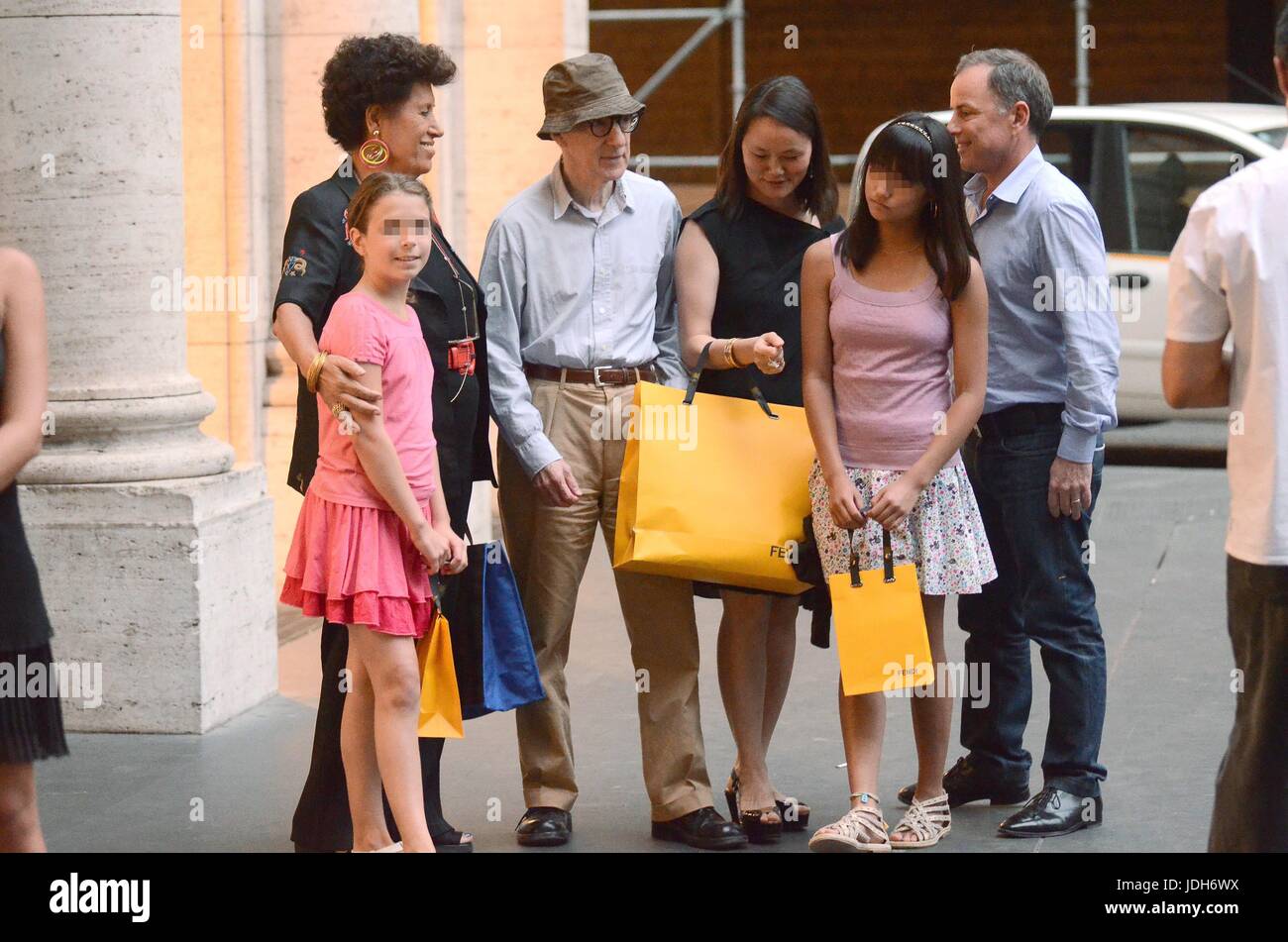 ROMA - DANS LARGO GOLDONI WOODY ALLEN CON LA MOGLIE BIENTÔT YI E LE DUE FIGLIE ADOTTIVE Bechet e Manzie FANNO NEL SHOPPING PALAZZO DELLE FENDI - nella foto con CARLA FENDI Banque D'Images