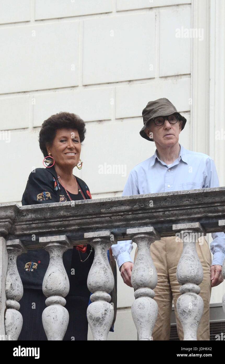 ROMA - DANS LARGO GOLDONI WOODY ALLEN CON LA MOGLIE BIENTÔT YI E LE DUE FIGLIE ADOTTIVE Bechet e Manzie FANNO NEL SHOPPING PALAZZO DELLE FENDI - nella foto con CARLA FENDI Banque D'Images