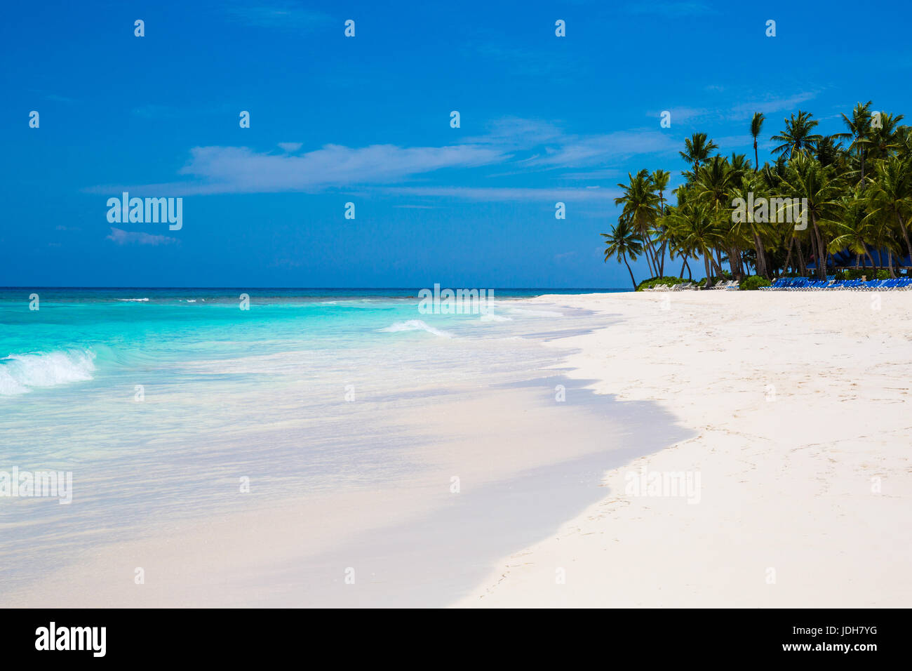 Mer des Caraïbes et une île avec palmiers et sable blanc Banque D'Images