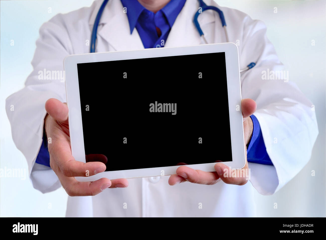 Médecin Général Caucase showing blank tablet concept. Position avant la moitié de corps sans tête. Composition panoramique horizontal. Banque D'Images