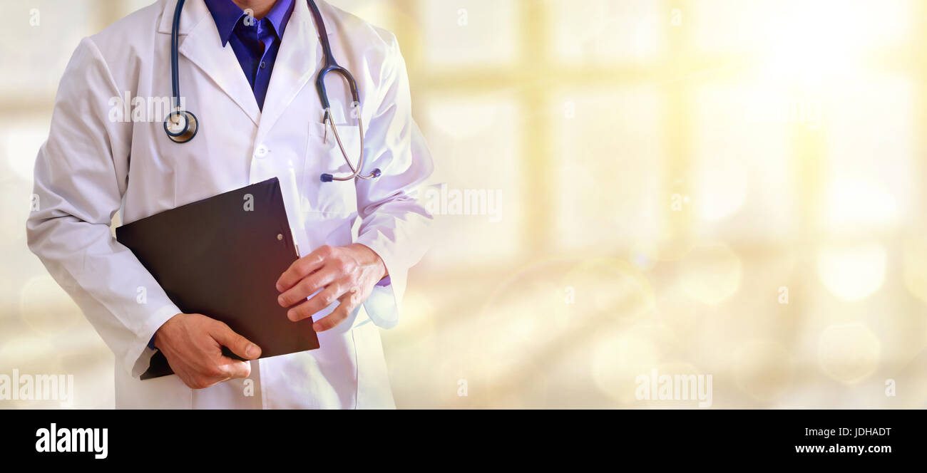 Médecin Général caucasien avec presse-papiers noir concept. Position avant la moitié de corps sans tête. Fenêtre avec arrière-plan soleil. Composition panoramique horizontal Banque D'Images