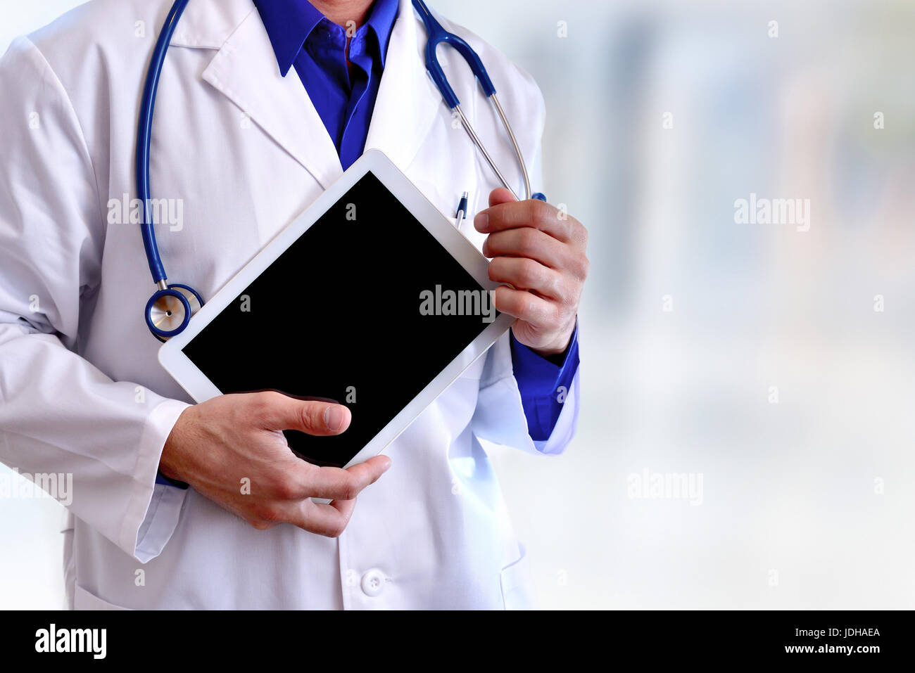 Médecin Général caucasien avec tablet concept. Position avant la moitié de corps sans tête. Composition panoramique horizontal. Banque D'Images