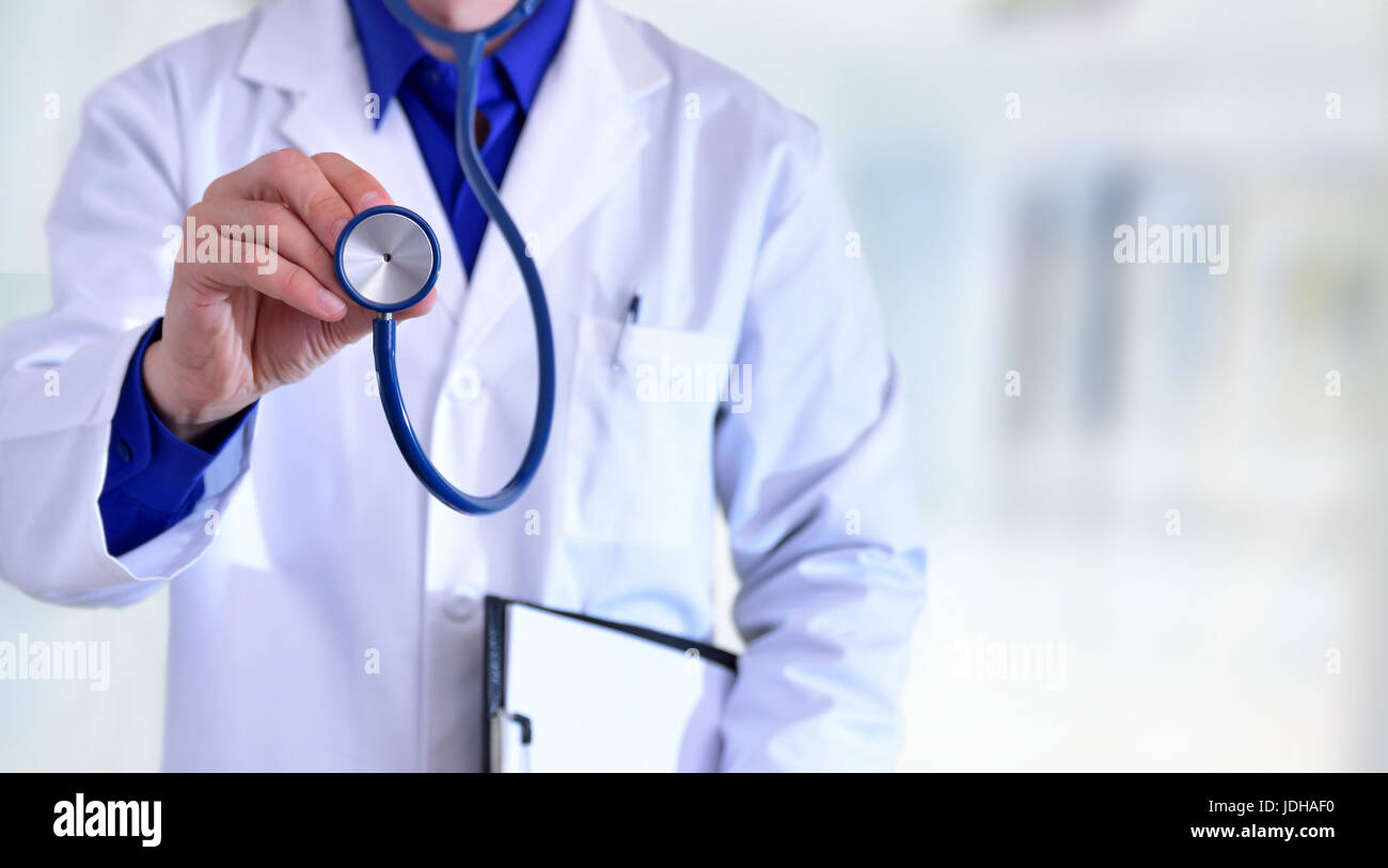 Médecin Général caucasien avec presse-papiers noir montrant le concept de la santé de stéthoscope. Position avant la moitié de corps sans tête. Composition horizontale. Banque D'Images