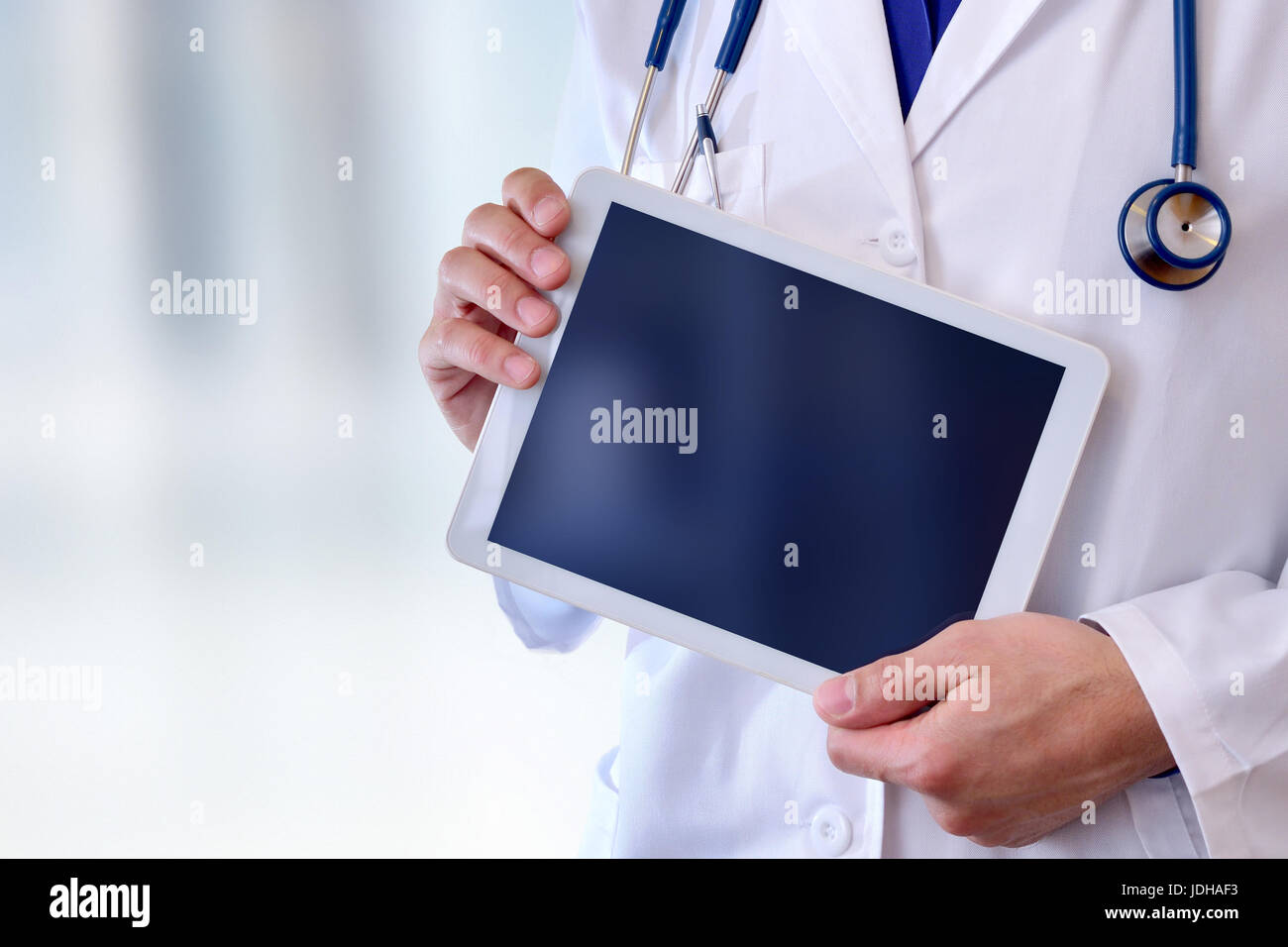 Médecin Général du Caucase avec la santé et la technologie tablet concept. Position avant la moitié de corps sans tête. Composition horizontale. Banque D'Images
