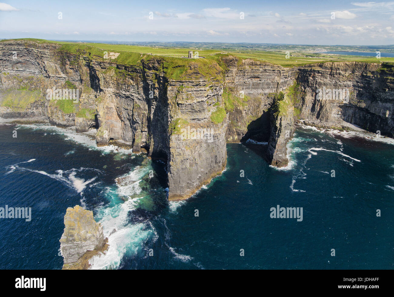 Célèbre birds eye view drone aérien des falaises de Moher dans le comté de Clare, Irlande. Belle campagne irlandaise sur le paysage sauvage de l'Atlantique par W Banque D'Images