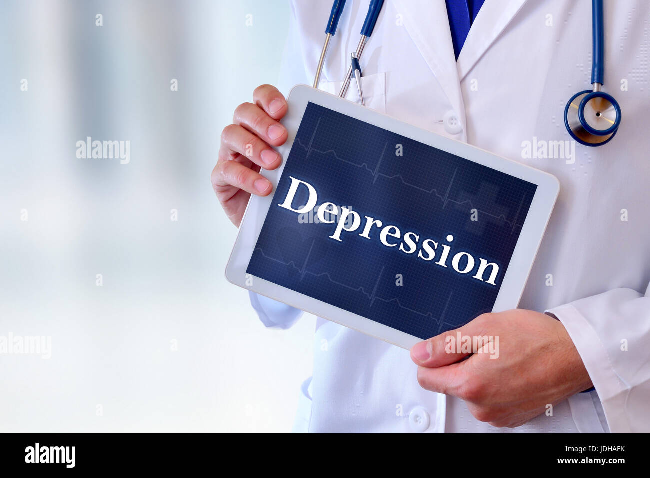 Médecin Général caucasien avec tablette avec la dépression message. Position avant la moitié de corps sans tête. Composition horizontale. Banque D'Images