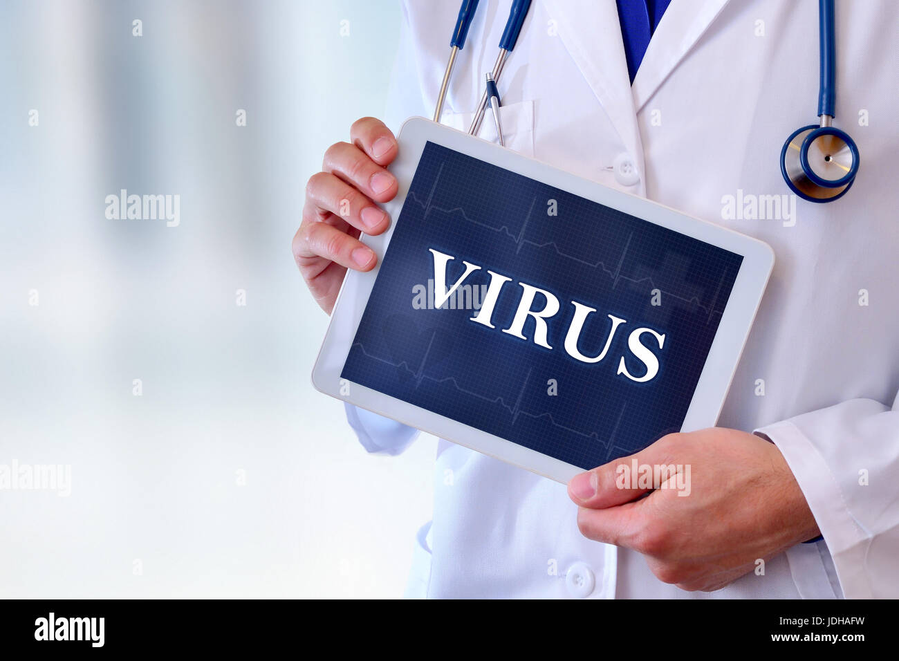 Médecin Général caucasien avec tablette avec message de virus. Position avant la moitié de corps sans tête. Composition horizontale. Banque D'Images