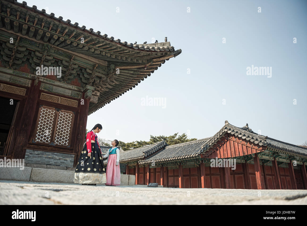 Belle fille coréenne en Hanbok à Gyeongbokgung, la robe traditionnelle coréenne. Banque D'Images