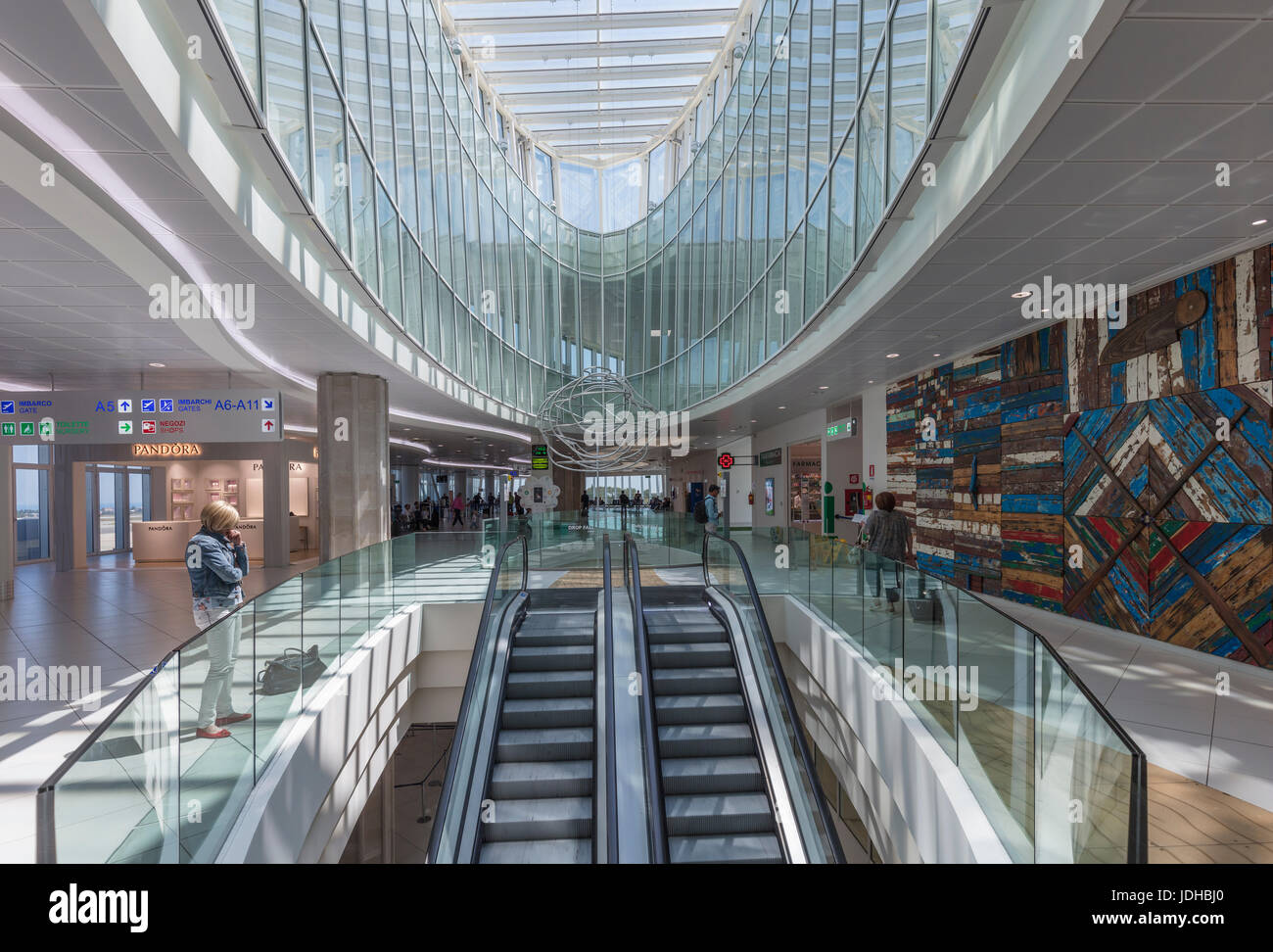 Stock Photo - immeuble contemporain de l''aéroport de Bari, Italie Banque D'Images