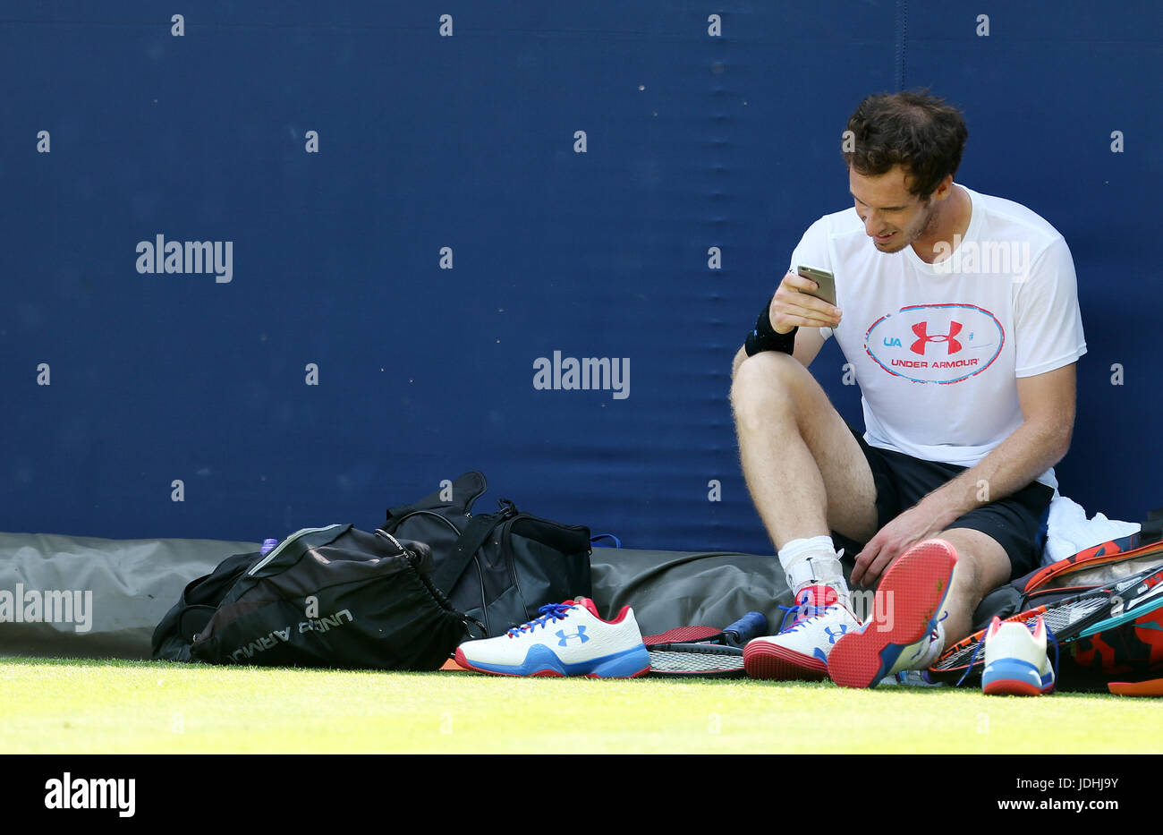 Andy Murray sur l'échauffement de l'avant de la cour au cours de la deuxième journée de l'AEGON Championships 2017 au Queen's Club de Londres. Banque D'Images