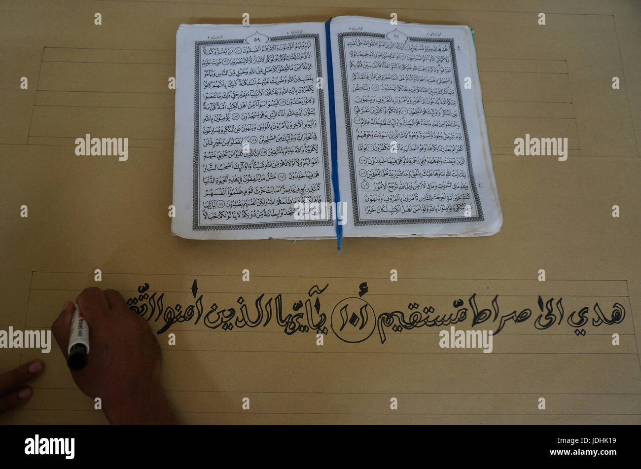 Ahmad Yani, 41 ans, un des fondateurs de l'établissement de correction de la classe 2 B Blitar, terminé la réalisation de Coran qui a une longueur de 120 cm et une largeur de 95 cm ce qui est grand, à l'aide de papier kraft de Samson et marqueur noir. Le Coran lui-même a été écrit durant le mois de Ramadan dans son bloc de chambres. Ahmad Yani avouer de cette manière, ses plus proches du Créateur. Il a admis que ses compétences, dans l'écriture la calligraphie par l'étude de l'autoapprentissage en servant la peine capitale, typique de protection de l'enfance en 2013 et en rendant le Qur'an mesurant 110 cm de long et 80cm de large et a été soumis à la Banque D'Images