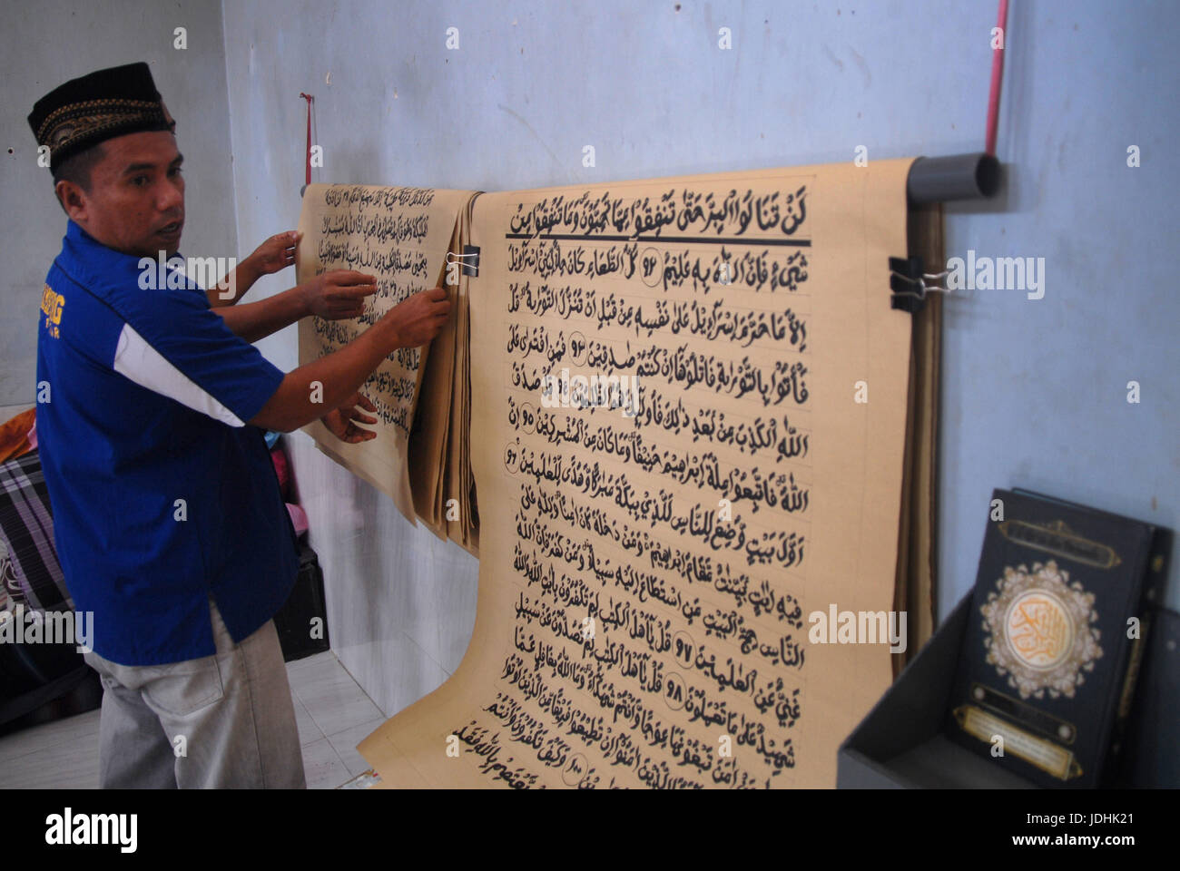 Ahmad Yani, 41 ans, un des fondateurs de l'établissement de correction de la classe 2 B Blitar, terminé la réalisation de Coran qui a une longueur de 120 cm et une largeur de 95 cm ce qui est grand, à l'aide de papier kraft de Samson et marqueur noir. Le Coran lui-même a été écrit durant le mois de Ramadan dans son bloc de chambres. Ahmad Yani avouer de cette manière, ses plus proches du Créateur. Il a admis que ses compétences, dans l'écriture la calligraphie par l'étude de l'autoapprentissage en servant la peine capitale, typique de protection de l'enfance en 2013 et en rendant le Qur'an mesurant 110 cm de long et 80cm de large et a été soumis à la Banque D'Images