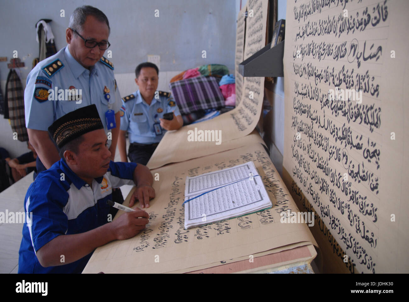 Ahmad Yani, 41 ans, un des fondateurs de l'établissement de correction de la classe 2 B Blitar, terminé la réalisation de Coran qui a une longueur de 120 cm et une largeur de 95 cm ce qui est grand, à l'aide de papier kraft de Samson et marqueur noir. Le Coran lui-même a été écrit durant le mois de Ramadan dans son bloc de chambres. Ahmad Yani avouer de cette manière, ses plus proches du Créateur. Il a admis que ses compétences, dans l'écriture la calligraphie par l'étude de l'autoapprentissage en servant la peine capitale, typique de protection de l'enfance en 2013 et en rendant le Qur'an mesurant 110 cm de long et 80cm de large et a été soumis à la Banque D'Images