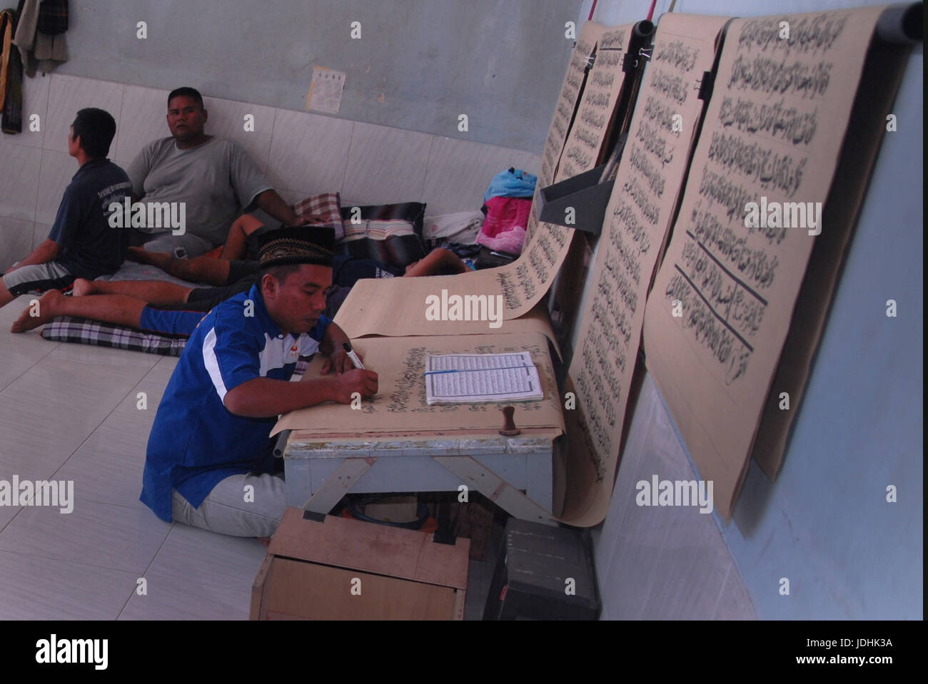 Ahmad Yani, 41 ans, un des fondateurs de l'établissement de correction de la classe 2 B Blitar, terminé la réalisation de Coran qui a une longueur de 120 cm et une largeur de 95 cm ce qui est grand, à l'aide de papier kraft de Samson et marqueur noir. Le Coran lui-même a été écrit durant le mois de Ramadan dans son bloc de chambres. Ahmad Yani avouer de cette manière, ses plus proches du Créateur. Il a admis que ses compétences, dans l'écriture la calligraphie par l'étude de l'autoapprentissage en servant la peine capitale, typique de protection de l'enfance en 2013 et en rendant le Qur'an mesurant 110 cm de long et 80cm de large et a été soumis à la Banque D'Images