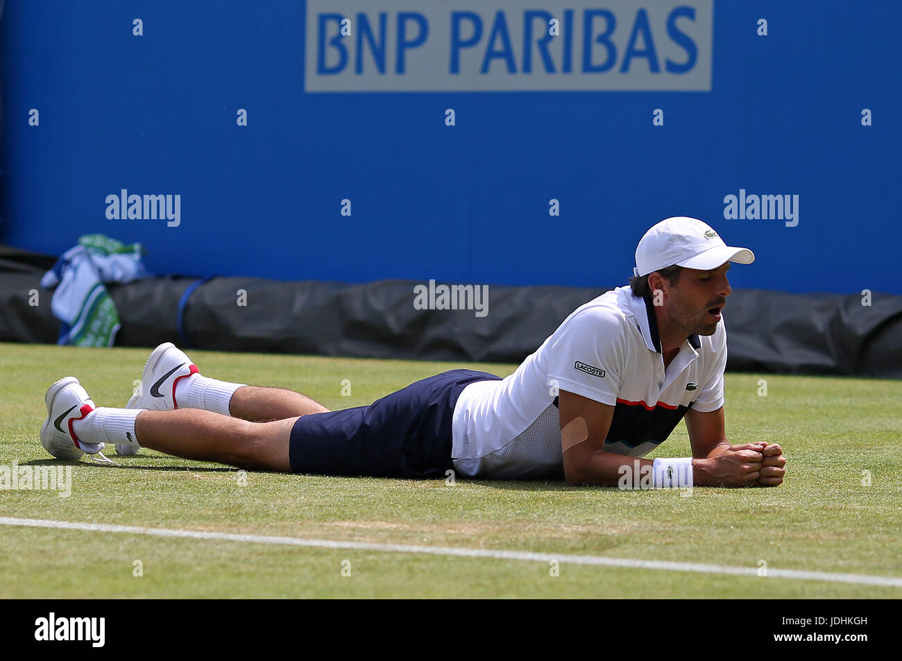 Julien Benneteau France plus de glisse sur l'herbe au cours de la deuxième journée de l'AEGON Championships 2017 au Queen's Club de Londres. Banque D'Images