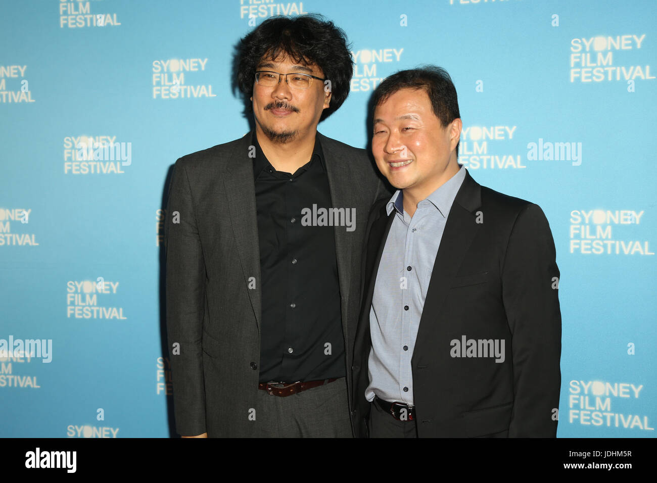 L-R : Bong Joon-Ho Film sud-coréen (directeur) et Kim Kini (membre du jury) arrive sur le tapis rouge pour la première de Okja australienne à la clôture Banque D'Images