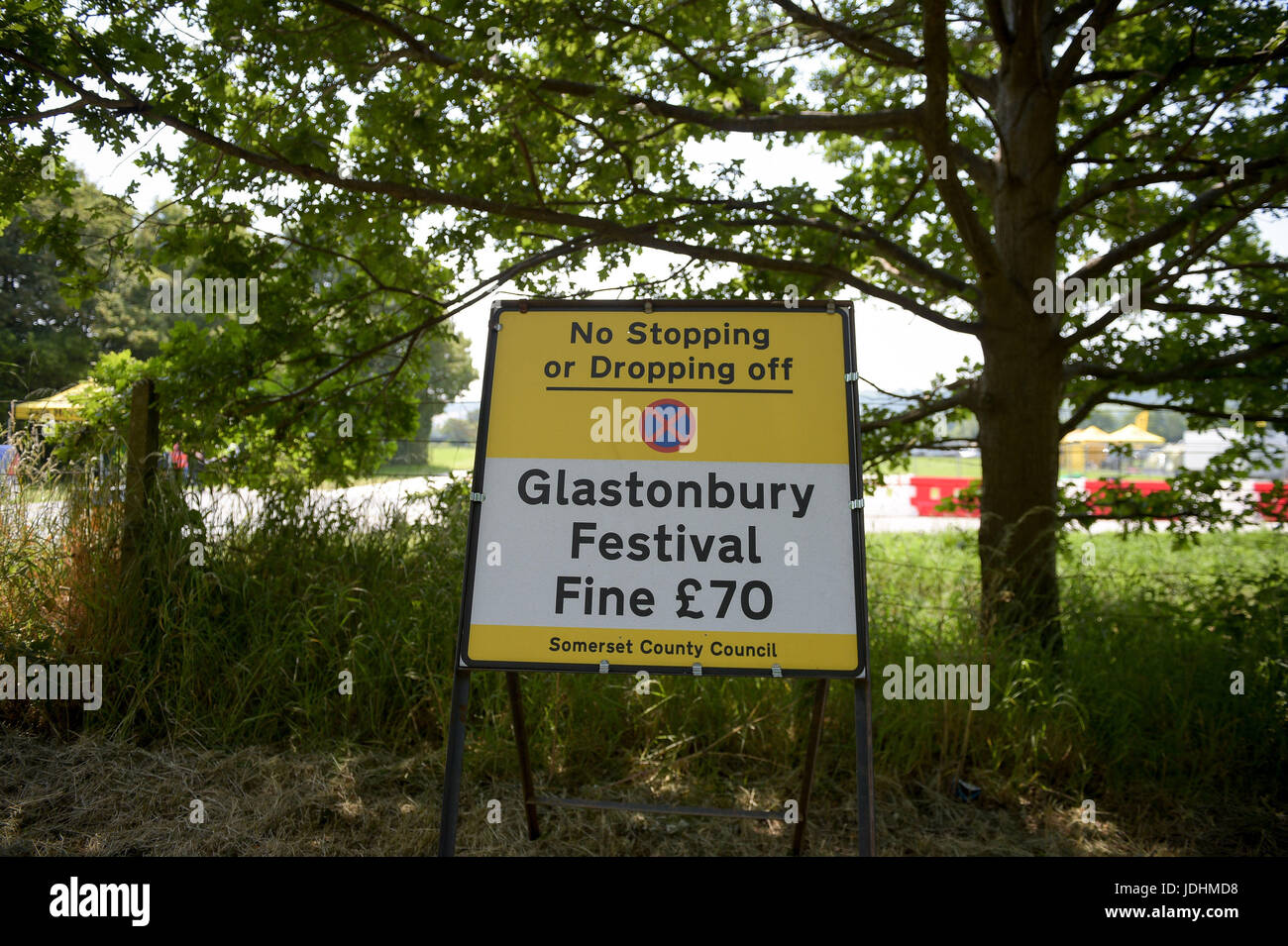 Pas de panneaux indiquant la présence de l'arrêt sont en vigueur autour du site comme les préparatifs pour le prochain festival de Glastonbury à la ferme digne dans Pilton, Somerset se poursuit. Banque D'Images