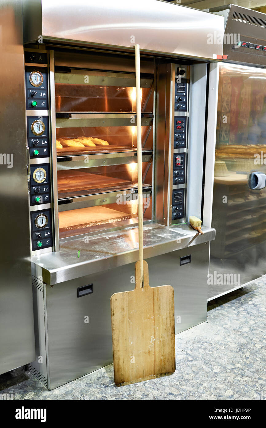 Four électrique dans une boulangerie et d'une spatule en bois pour le  chargement de pain Photo Stock - Alamy