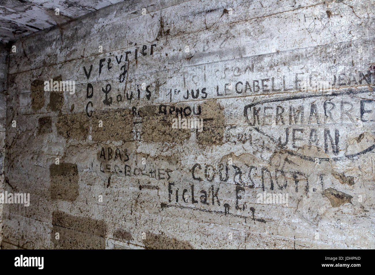 Bunker allemand WW2 avec Graffiti se souvenir des Français qui ont été exécutés par un groupe de collaborateurs français connu sous le nom de Milice, Pointe du Grouin, BRI Banque D'Images