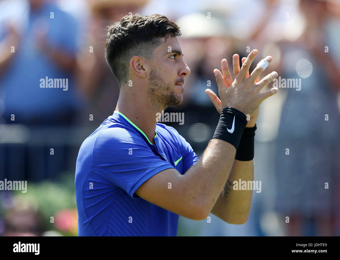 L'Australie Thanasi Kokkinakis célèbre la victoire lors du deuxième jour de l'AEGON Championships 2017 au Queen's Club de Londres. Banque D'Images