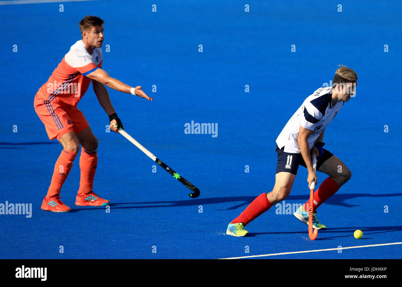 Netherland's Sander de Wijn (à gauche) et l'Ecosse de Lee Morton (à droite) en action Banque D'Images